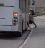 i siste øyeblikk rakk hun bussen..