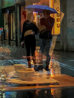 La oss gå inn på caféen og varme oss.