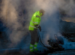 veiarbeider skjærer fortauskanter