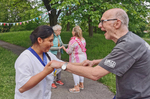 Dans og latter på sykehjemmets sommerfest