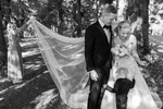 Liten sønn vil ha kos under bryllypsfotografering