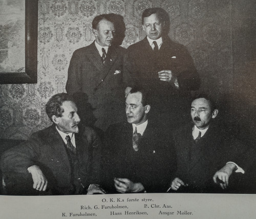 OKKs første styre, fra venstre:K. Furuholmen, Rich. G. Furuholmen, Hans Henriksen, B. Chr. Aas, Ansgar Møller